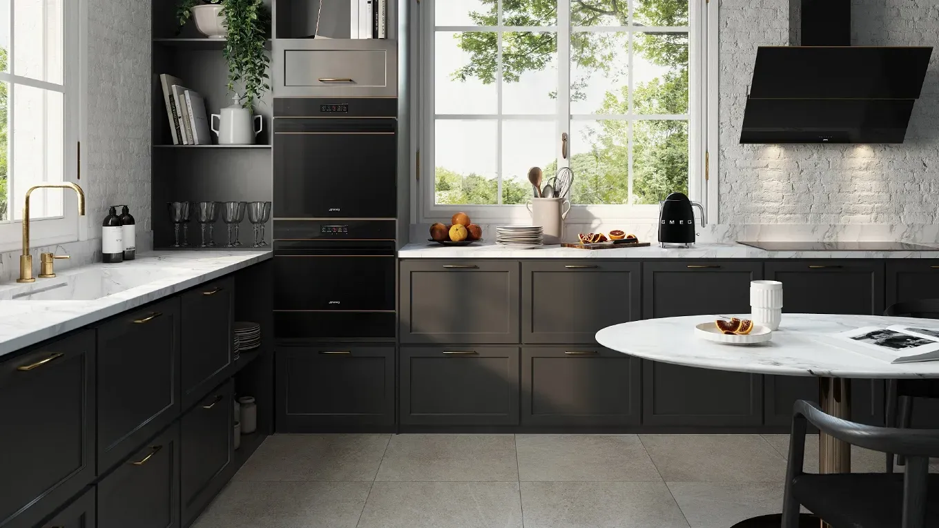 Smeg Dolce Stil Novo Galileo Backofen in einer grauen Küche mit Marmorarbeitsplatte