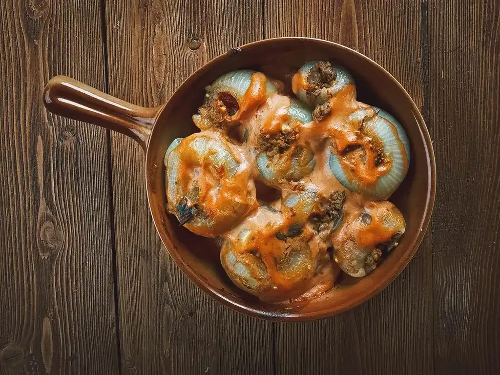 Sogan-Dolma, gefüllte Zwiebelschichten mit Hackfleisch und Reis, ein Gericht aus Mostar.