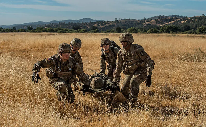 Soldat führt eine praktische Übung zum Bergen von Verletzten aus