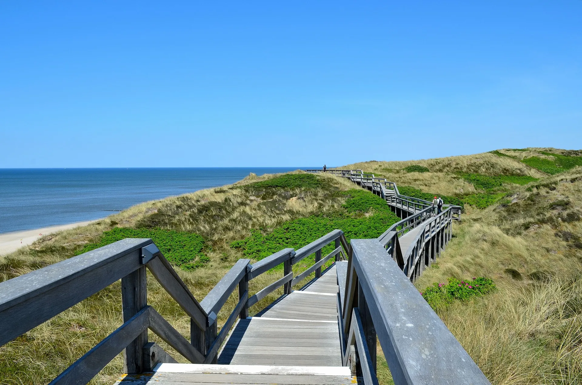 Sonniger Strand auf Sylt mit Strandkörben und dem Roten Kliff im Hintergrund
