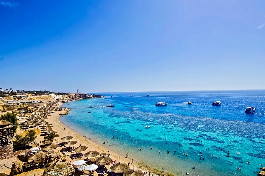 Sonniger Strand in Sharm el Sheikh mit Blick auf das klare Meer