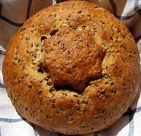 Sorgfältig geformter Teig für Leinsamenbrot, bereit für das Sternmuster und das Backen
