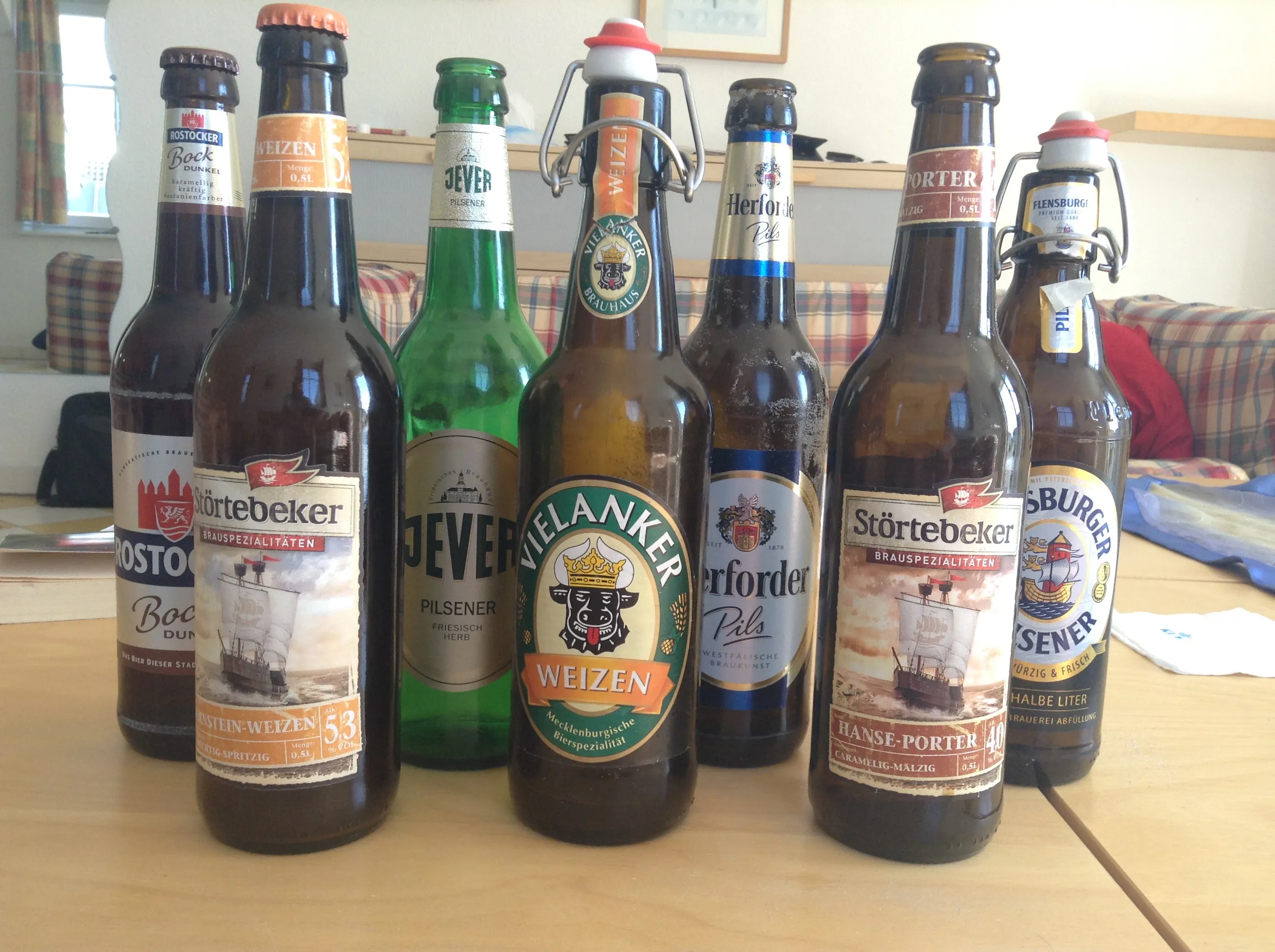 Sortiment verschiedener deutscher Biere, hauptsächlich lokale Marken, gekauft im Supermarkt