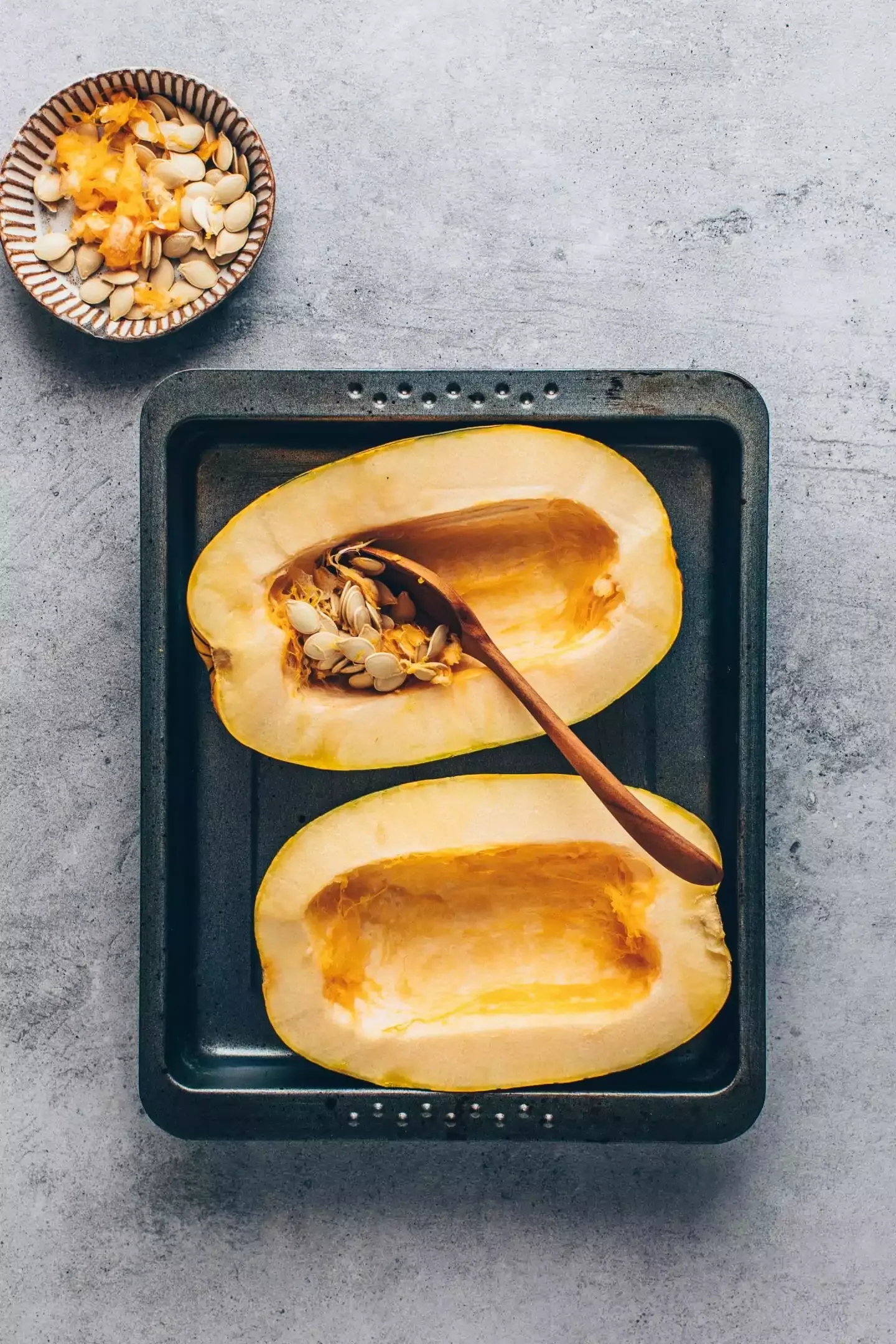 Spaghetti Kürbis halbiert und Kerne mit einem Löffel entfernen
