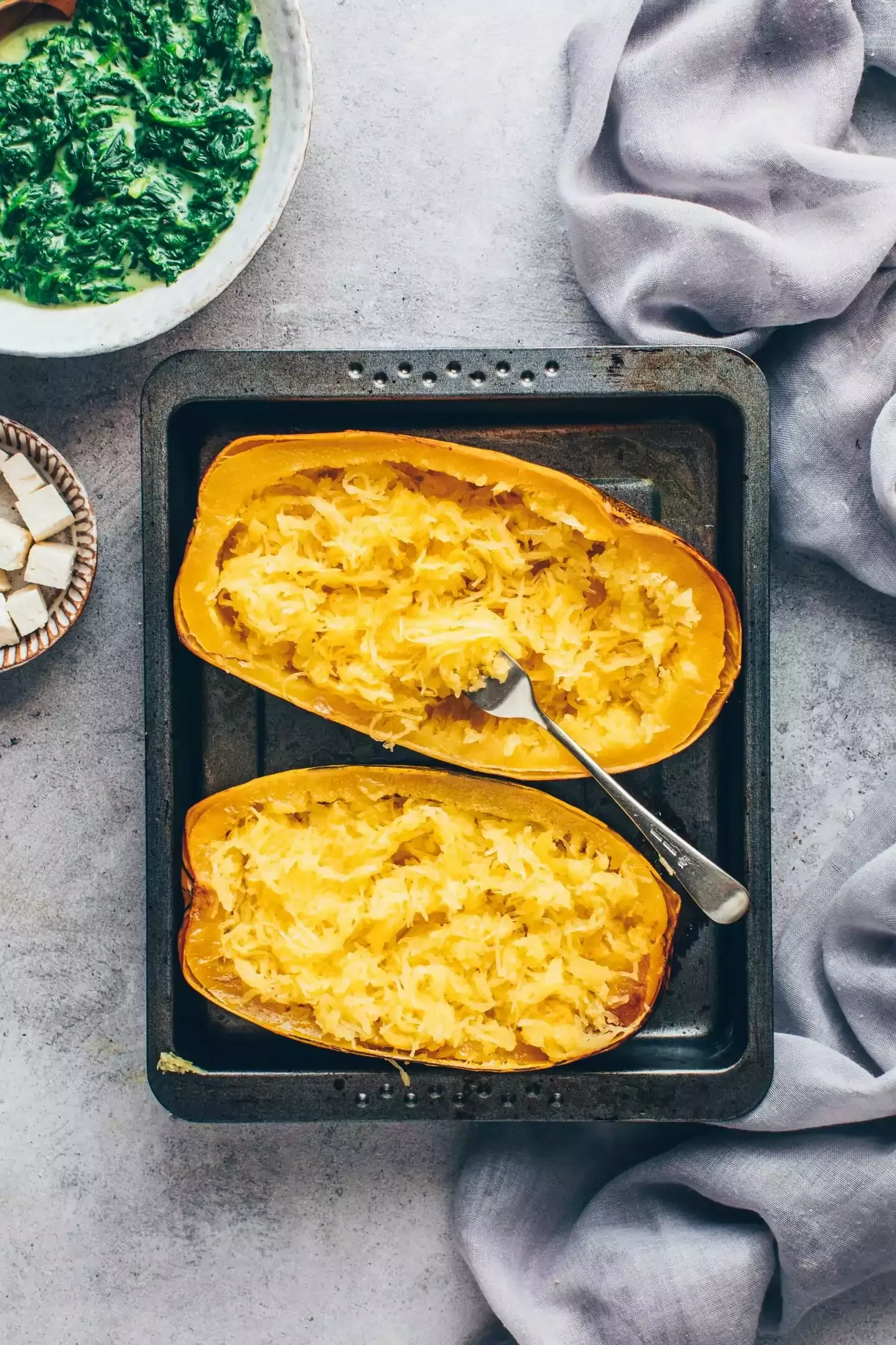 Spaghetti Kürbis nach dem Backen mit einer Gabel auflockern