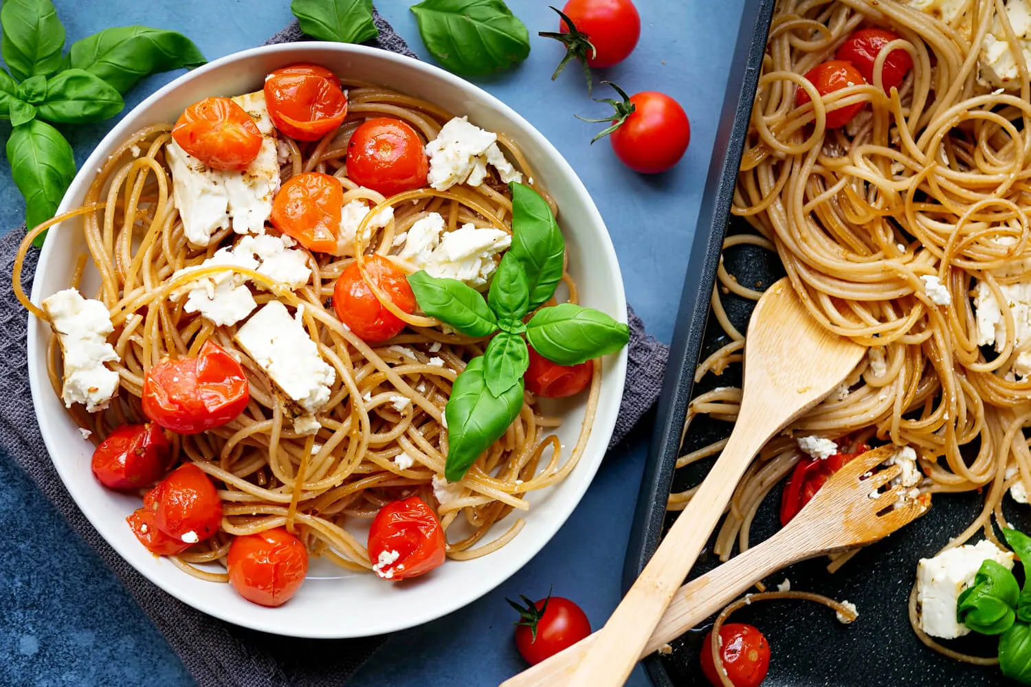 Spaghetti mit Feta - Baked Feta Pasta auf dem Teller
