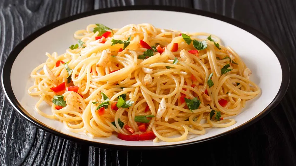 Spaghetti mit Knoblauch und Chili als günstiges Mittagessen