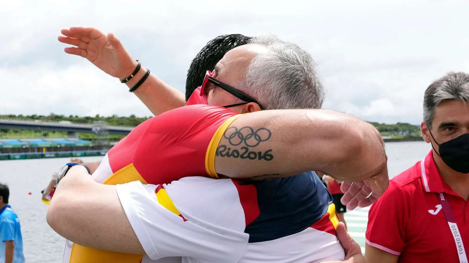 Spanisches Olympia-Team umarmt sich vor Kanu-Rennstrecke