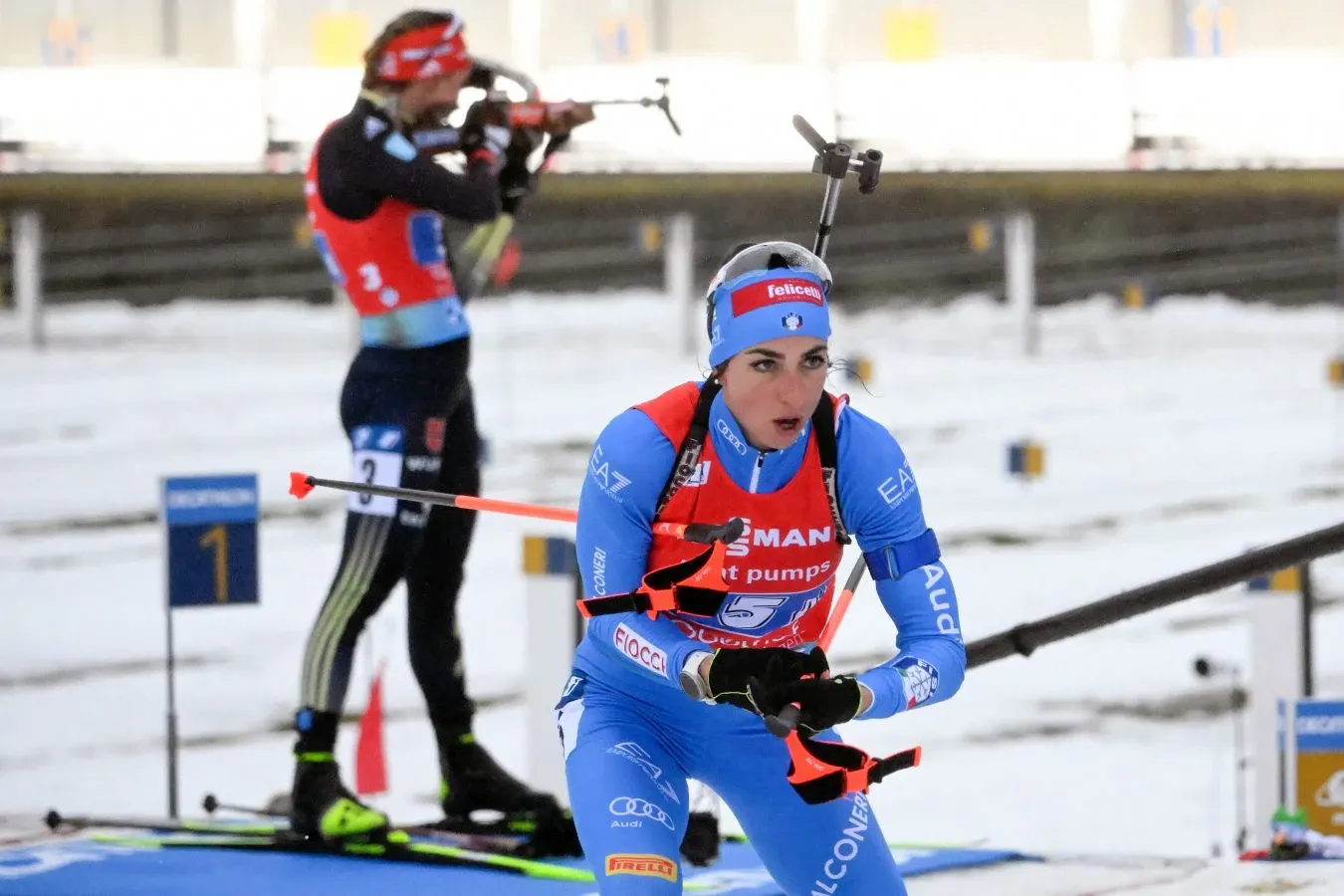 Spannendes Geschehen am Schießstand während eines Biathlon-Rennens in Oberhof, mit Athleten und Zielscheiben