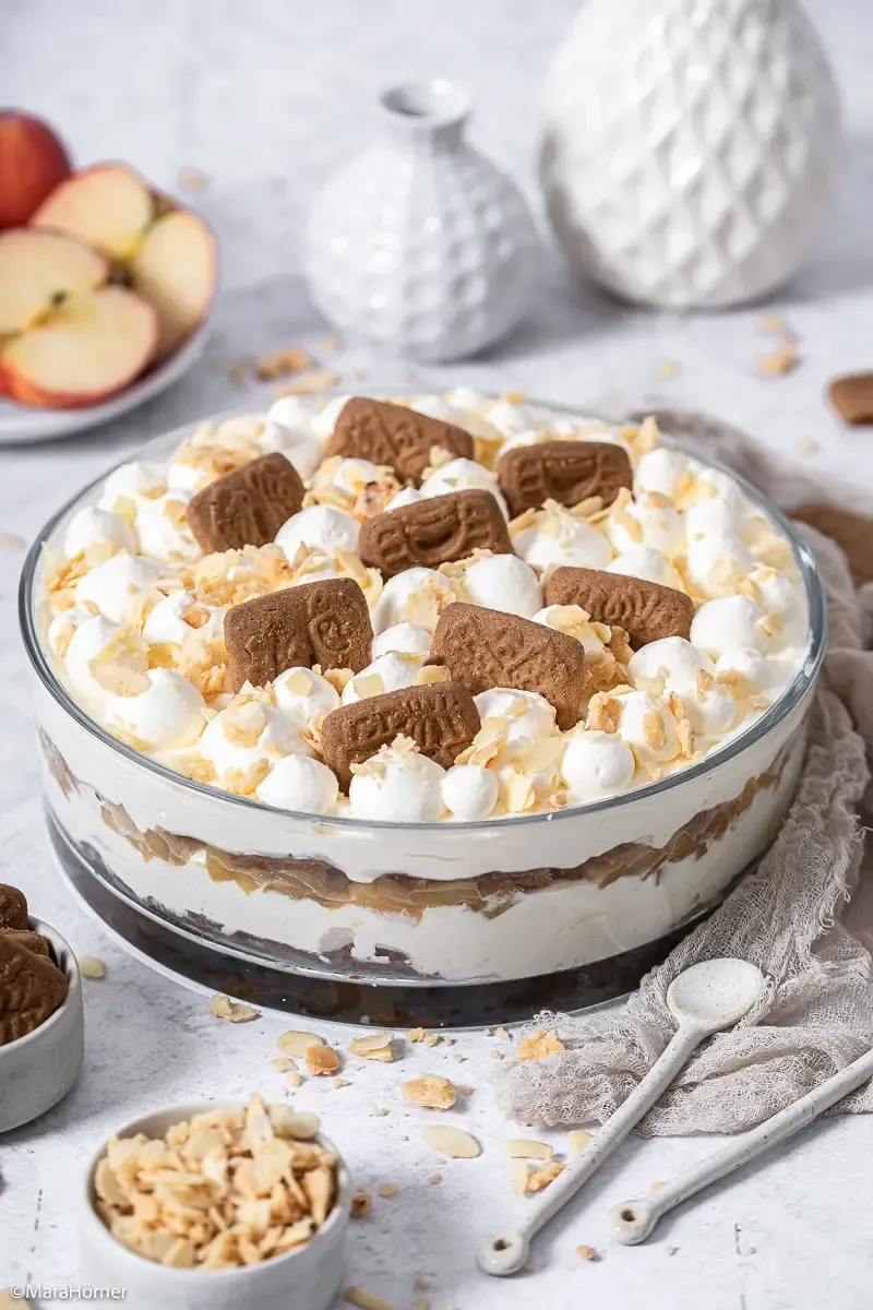Spekulatius Bratapfel Tiramisu im Glas, festlich dekoriert