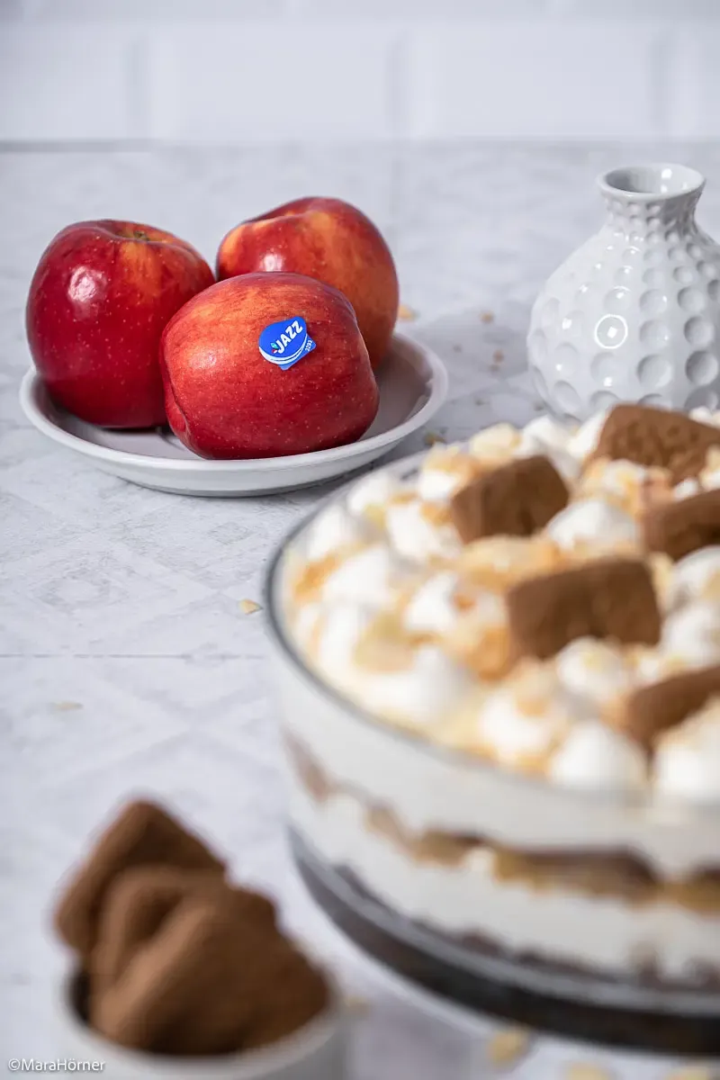 Spekulatius Bratapfel Tiramisu in einer großen Auflaufform