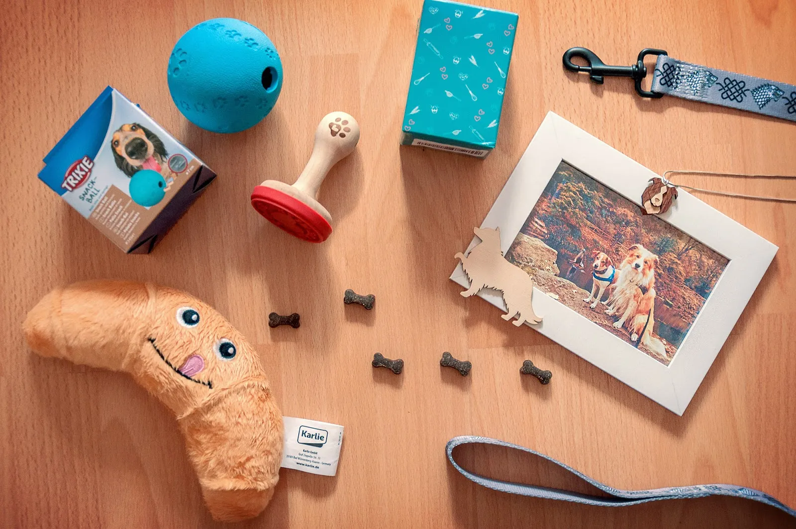 Spielzeug und Stempel aus der Schatzkiste: Leckerli-Ball und Plüsch-Croissant