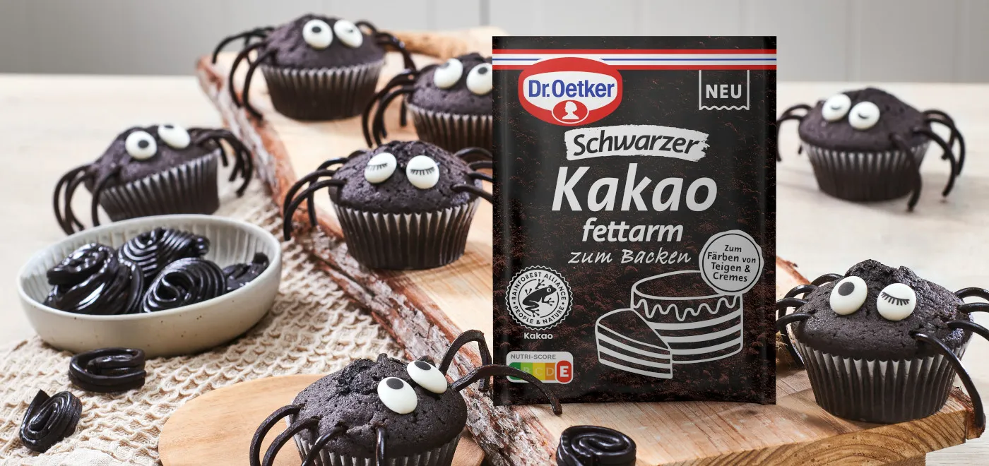 Spinnen-Muffins mit orangefarbenem Topping und Schokospinnen