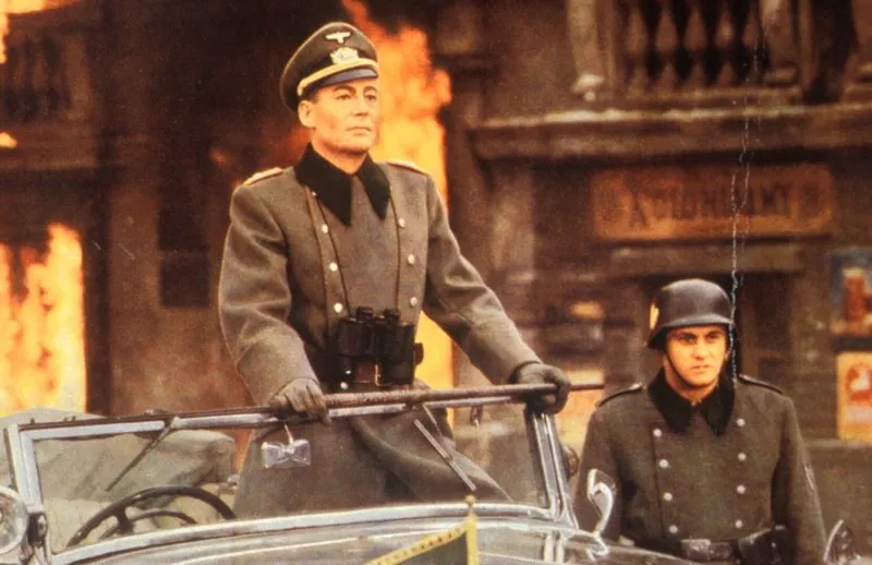 SS-General Tanz (Peter O’Toole) blickt mit eiskaltem Ausdruck drein