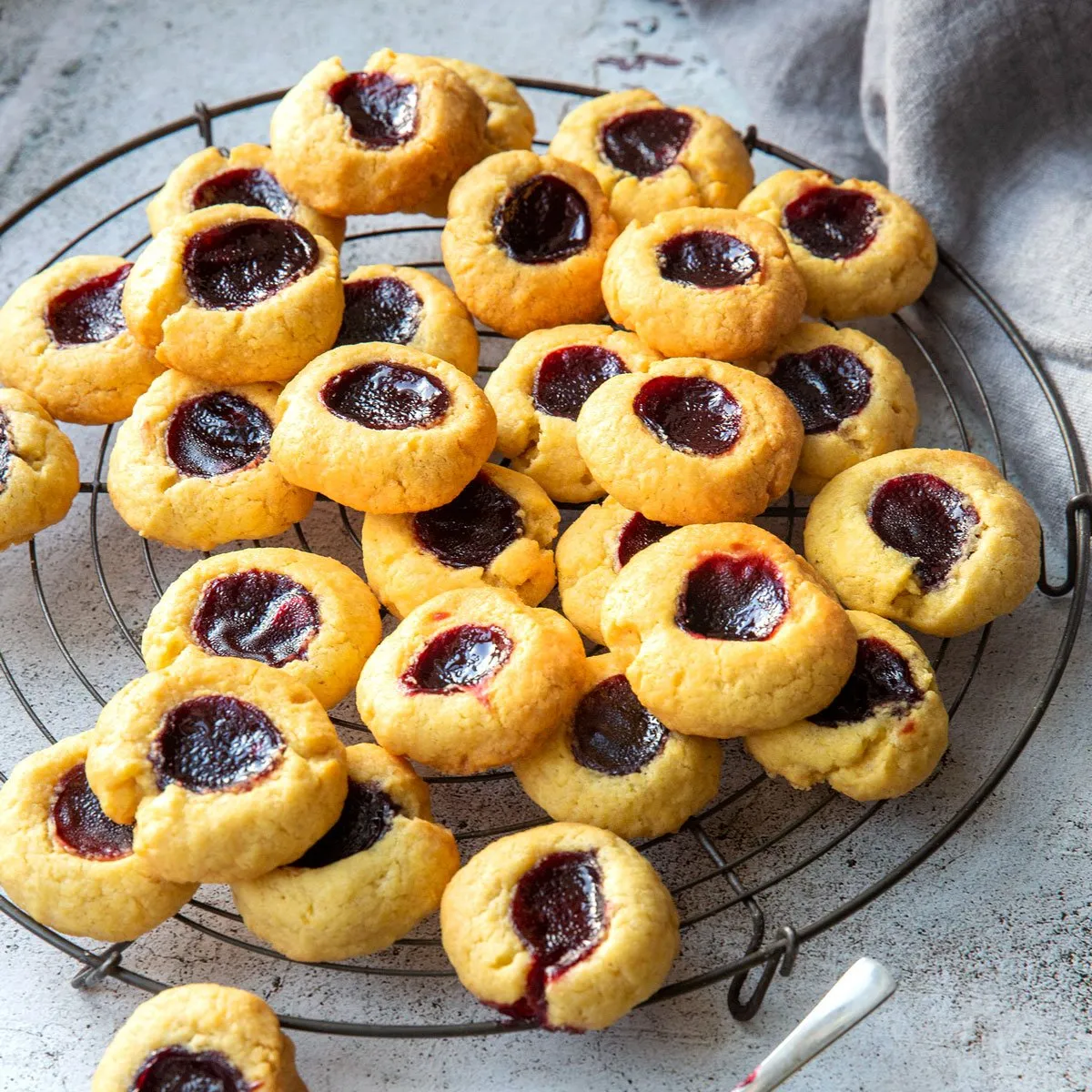 Stapel von Plätzchen mit Marmelade, appetitlich angerichtet auf einer Etagere