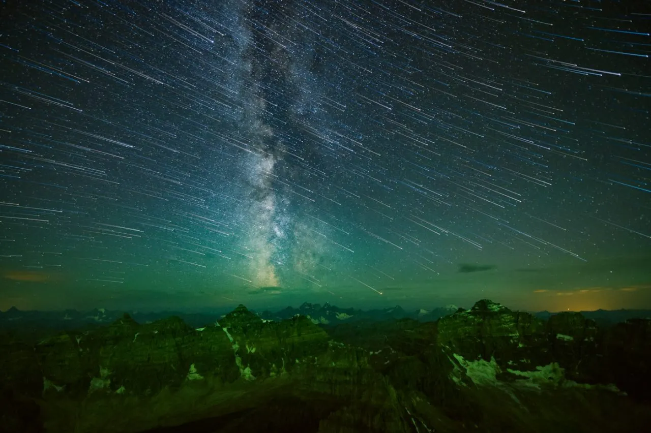 Sternenspur und Milchstraße vom Mount Temple, Banff Nationalpark