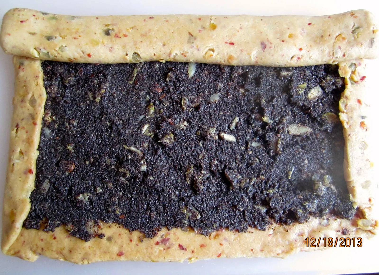 Stollen vorbereitet zum Backen, mit Nüssen und Früchten gesprenkelt