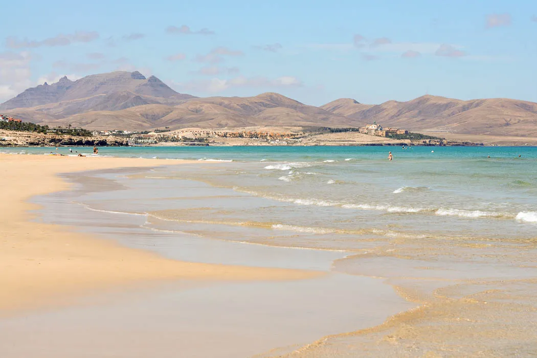 Strand der Costa Calma auf Fuerteventura mit Surfern