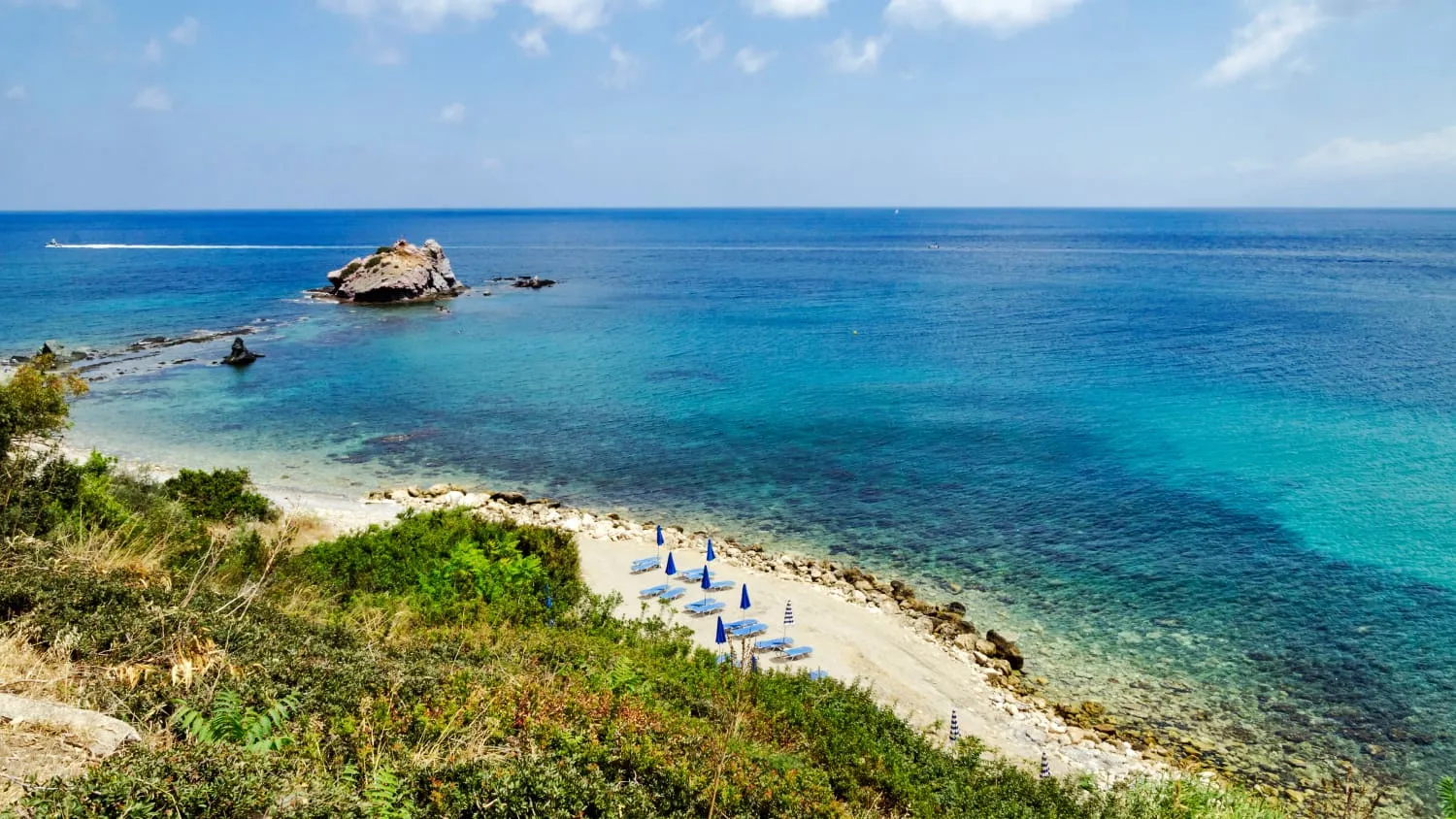 Strand nahe dem Bad der Aphrodite in Polis auf Zypern bei Sonnenschein