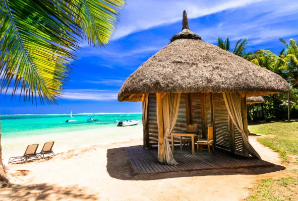 Strandhütte an einem weißen Sandstrand auf Mauritius