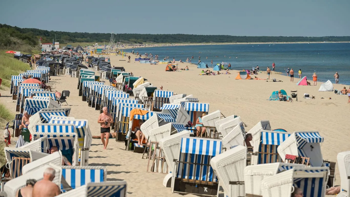 Strandkörbe am Ostseestrand in Zinnowitz auf Usedom, ein beliebtes Reiseziel in Deutschland.