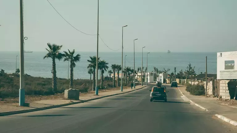 Straße nach Anza mit Surfspots im Hintergrund