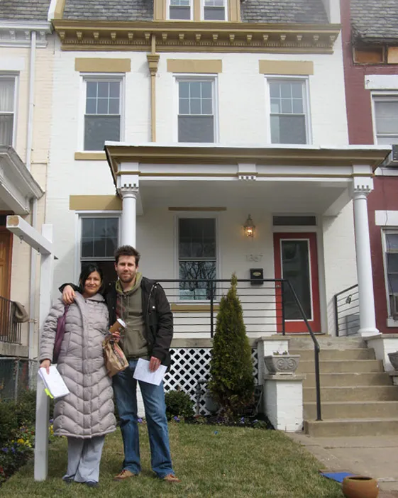 Stuart Crampton und Violeta Roman vor ihrem Haus in der Perry Place NW im Februar 2011