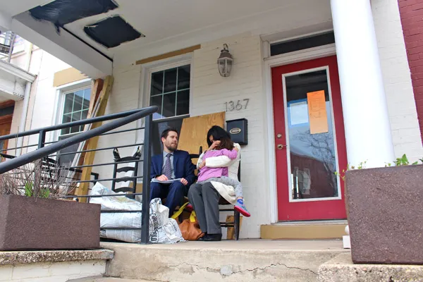 Stuart Crampton, Violeta Roman und ihre Tochter Ama auf der Veranda ihres Hauses im März 2015