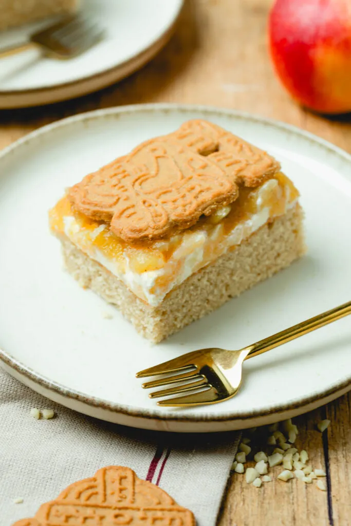 Stück weihnachtlicher Apfelkuchen mit Spekulatius