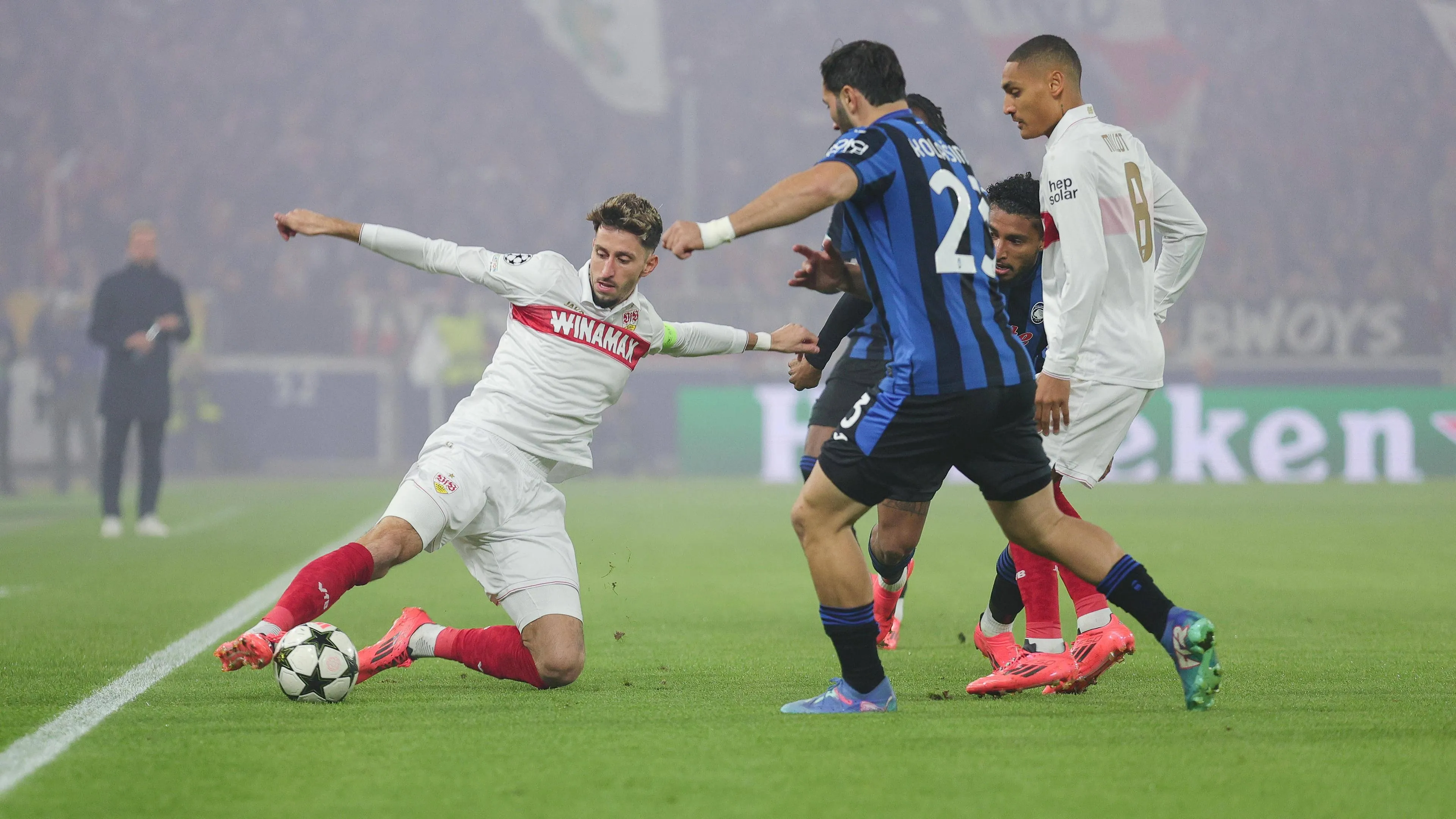 Stuttgarts Atakan Karazor und Atalantas Sead Kolasinac kämpfen um den Ball.