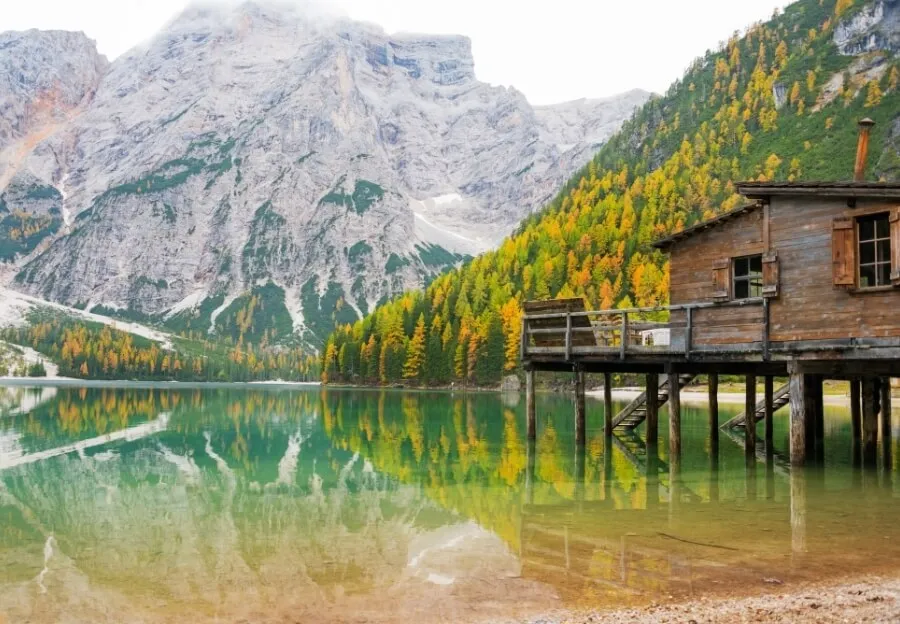 Südtirol im herbstlichen Glanz mit Bergen und Weinbergen