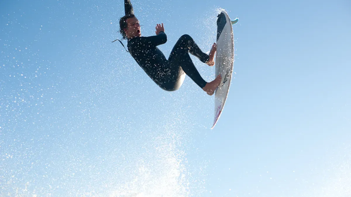 Surfer in der Luft bei Taghazout