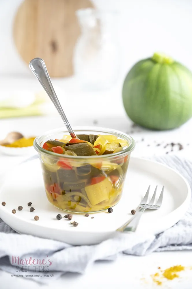 Süss-saure Curry-Zucchetti in einer kleinen Schale als Beilage zu einem Gericht