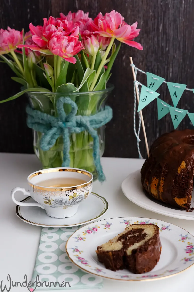 Süße Verzierungen auf einem angeschnittenen Marmorkuchen.