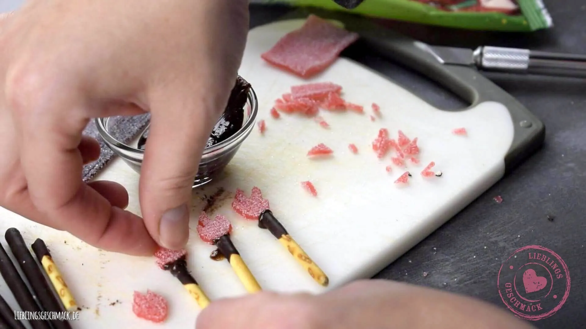 Süßigkeiten werden für die Tortendekoration vorbereitet