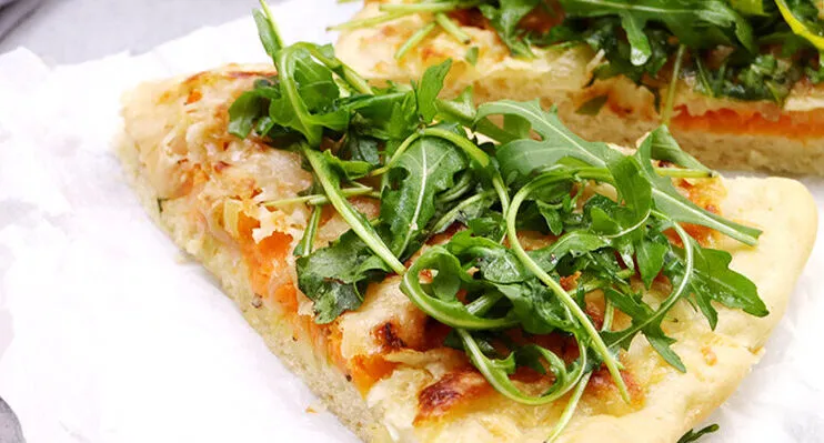 Süßkartoffel Pizza mit Rucola und karamellisierten Zwiebeln