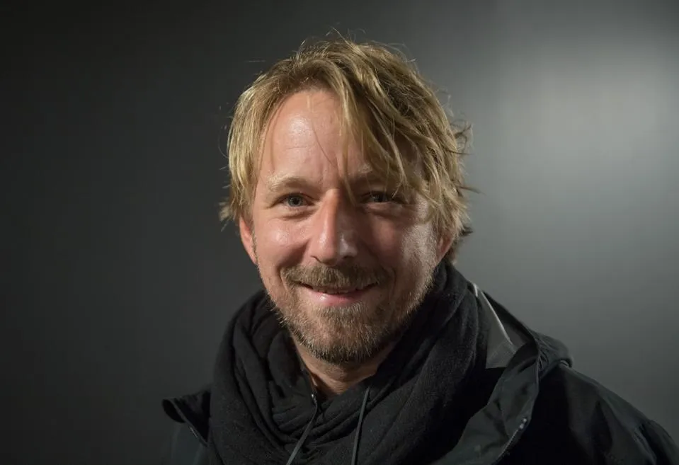 Sven Mislintat lächelt vor einem Champions-League-Spiel von Borussia Dortmund gegen Tottenham Hotspur im Signal Iduna Park
