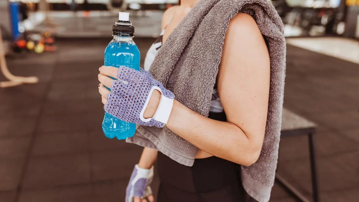 Symbolbild: Ein isotonisches Getränk, das zeigt, wie Elektrolyte nicht nur für Sportler essentiell sind.