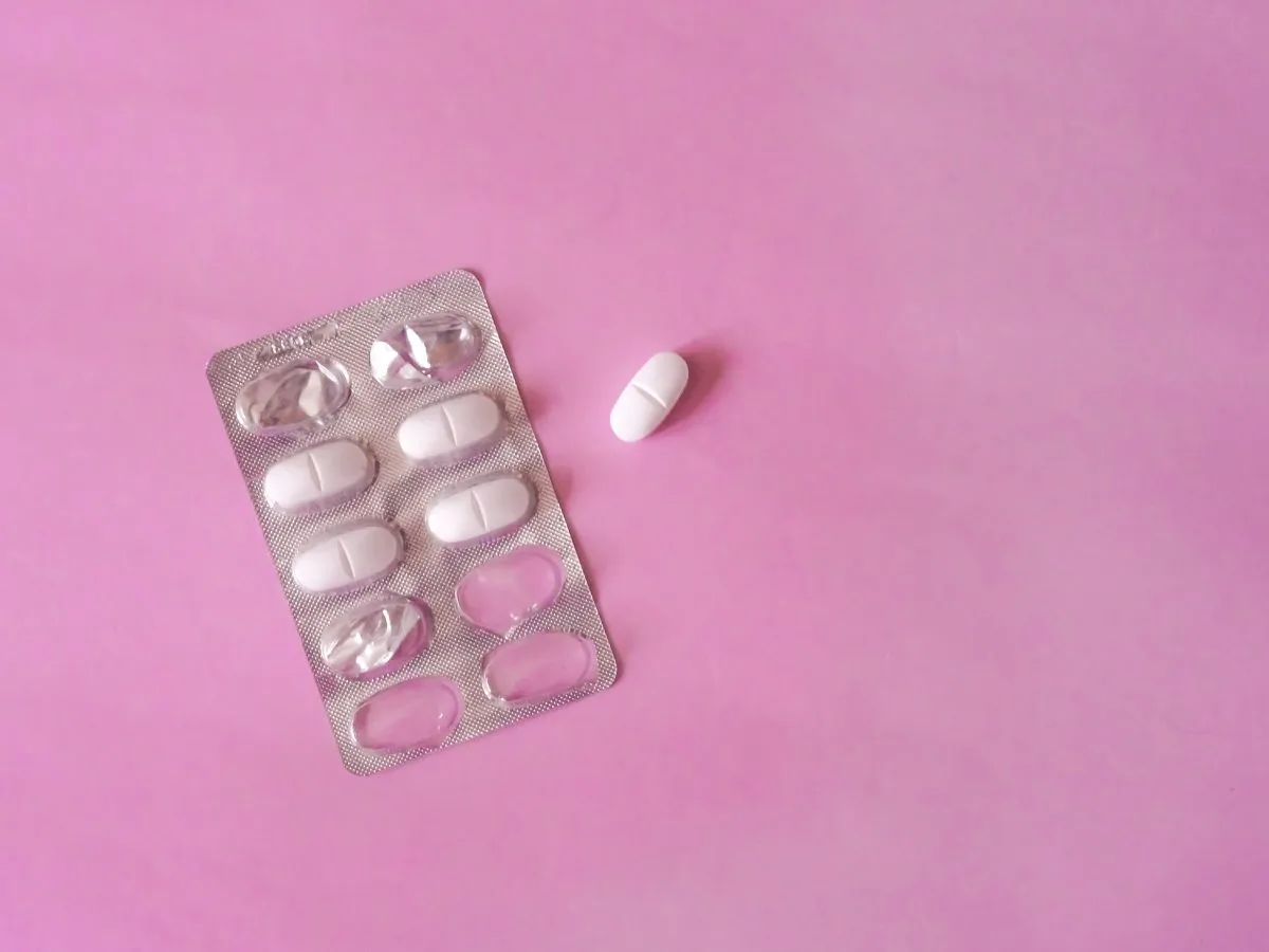 Symbolbild: Ein leeres Medizinfläschchen, das einen Lieferengpass symbolisiert