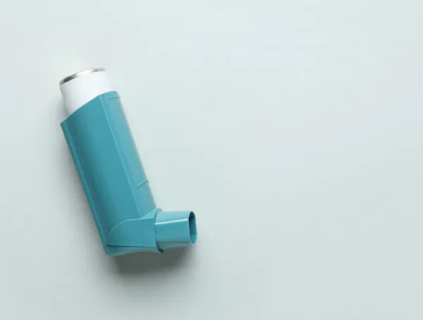 Symbolbild: Ein Medikamentenfläschchen mit dem Etikett „Salbutamol“, ein Beispiel für ein häufig von Engpässen betroffenes Medikament