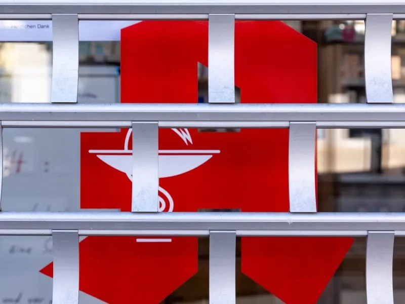 Symbolbild: Eine geschlossene Apotheke, die die Herausforderungen der Medikamentenversorgung darstellt