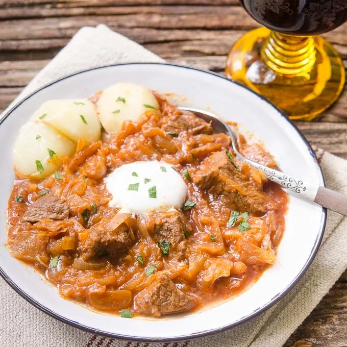 Szegediner Gulasch in einer Schüssel, bereit zum Genuss