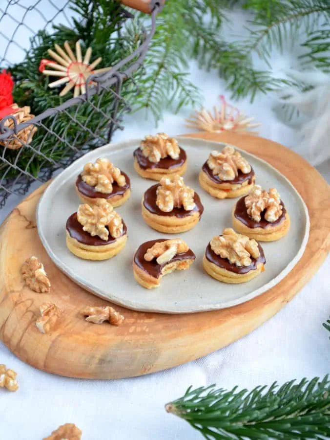 Tante Traudls Walnusskekse, gefüllt mit Marmelade und verziert mit gehackten Walnüssen