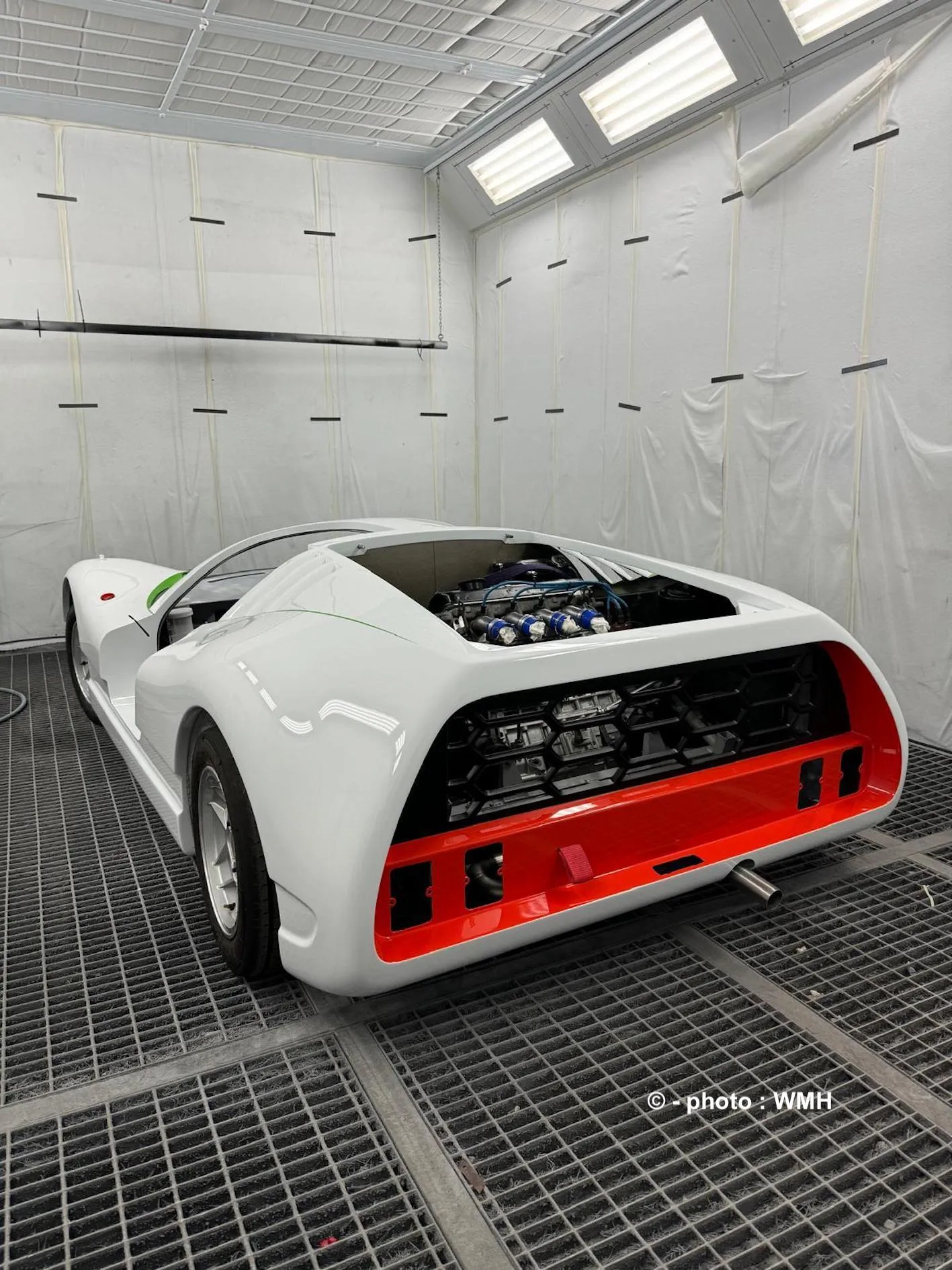 Team bei der Arbeit am Wiederaufbau der WM P70