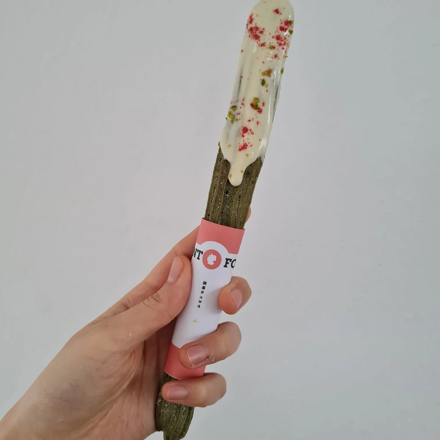 Teig für Churros wird in einer Schüssel verrührt