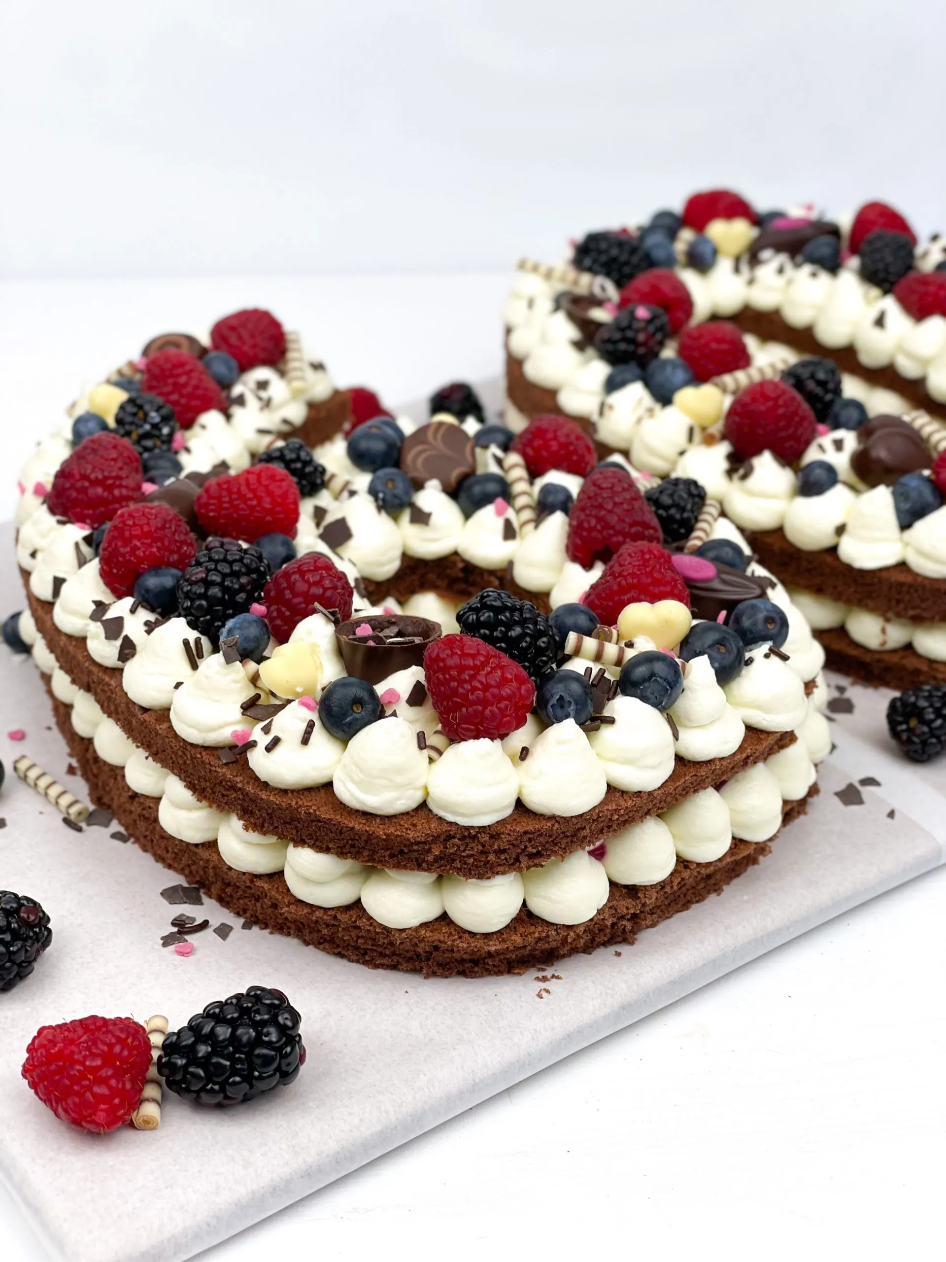 Teig für den Biskuitboden in eine Form geben und glattstreichen