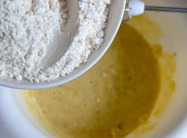 Teig für die Babytorte wird in die Springform gegeben