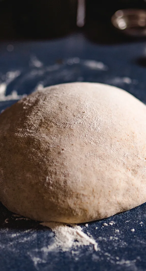 Teig für Topfbrot in einer Glasschüssel, bereit zum Gehen