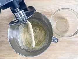 Teig kneten mit Flüssigkeit