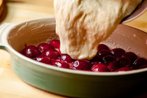 Teig über den Pflaumen in der Form